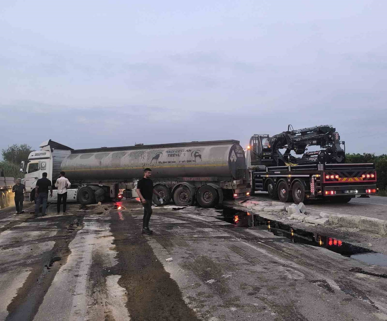 HATAY'DA SÜRÜCÜSÜNÜN KONTROLÜNÜ KAYBETMESİYLE YAKIT YÜKLÜ TANKER DEVRİLDİ. KAZADA SÜRÜCÜ...