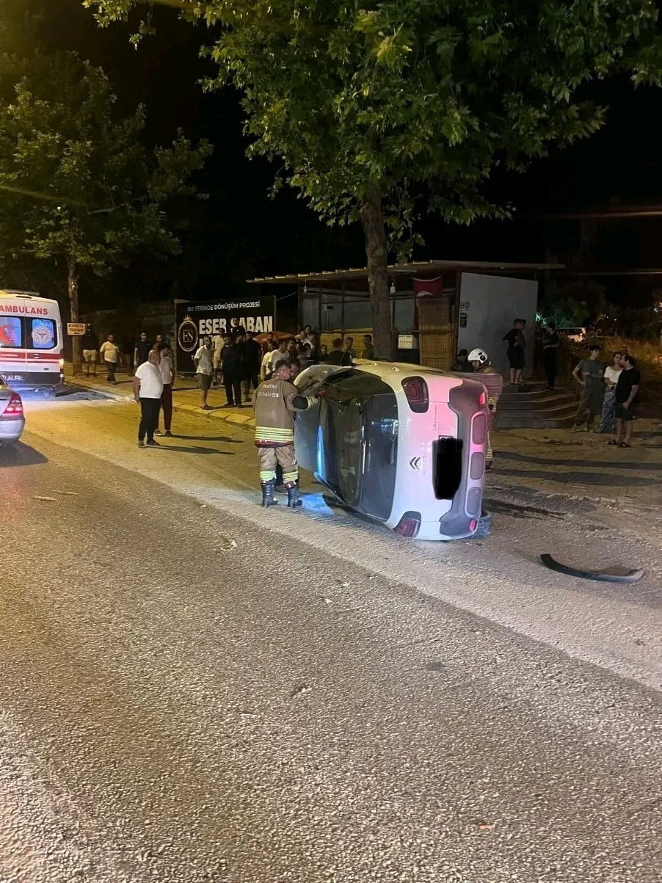 HATAY'DA SÜRÜCÜSÜNÜN KONTROLÜNÜ KAYBETMESİYLE YOL KENARINDAKİ AĞACA ÇARPAN VE YAN YATARAK HURDAYA...