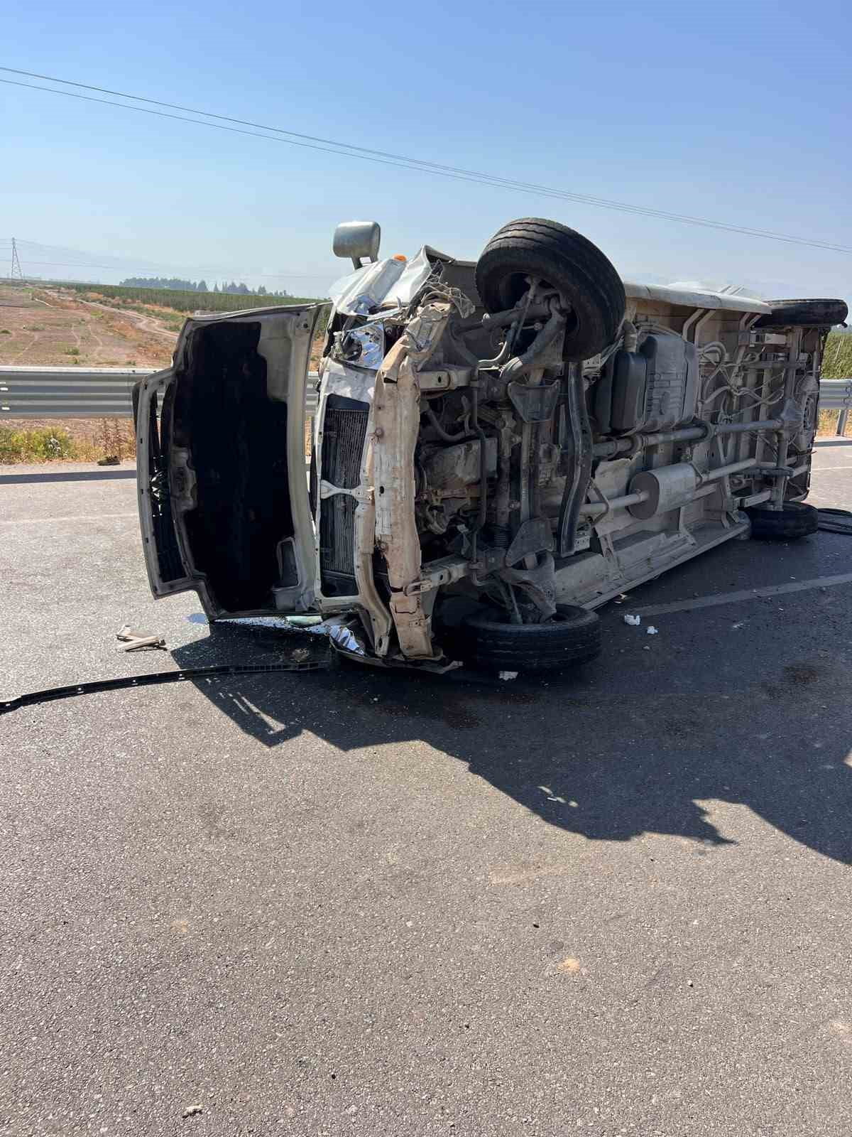 HATAY'DA TARIM İŞÇİLERİNİ TAŞIYAN MİNİBÜSÜN DEVRİLDİĞİ KAZADA 1’İ AĞIR 5 KİŞİ...