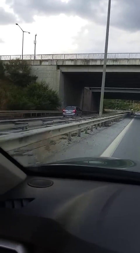 HATAY'DA TRAFİK GÜVENLİĞİNİ HİÇE SAYARAK OTOYOL ÜZERİNDE TERS ŞERİTTE İLERLEYEN OTOMOBİL...