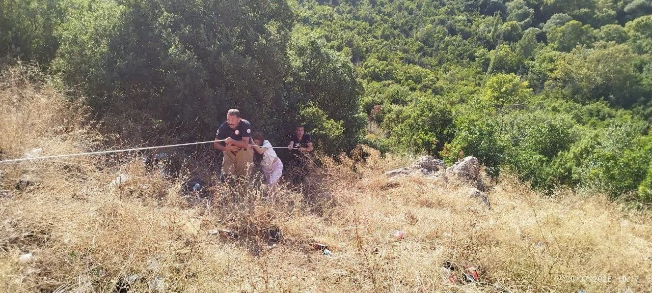 HATAY'DA UÇURUMDAN AŞAĞI İNEN BİR VATANDAŞ, GERİ ÇIKAMAYINCA EKİPLERİN KOORDİNELİ ÇALIŞMASI SONUCU...