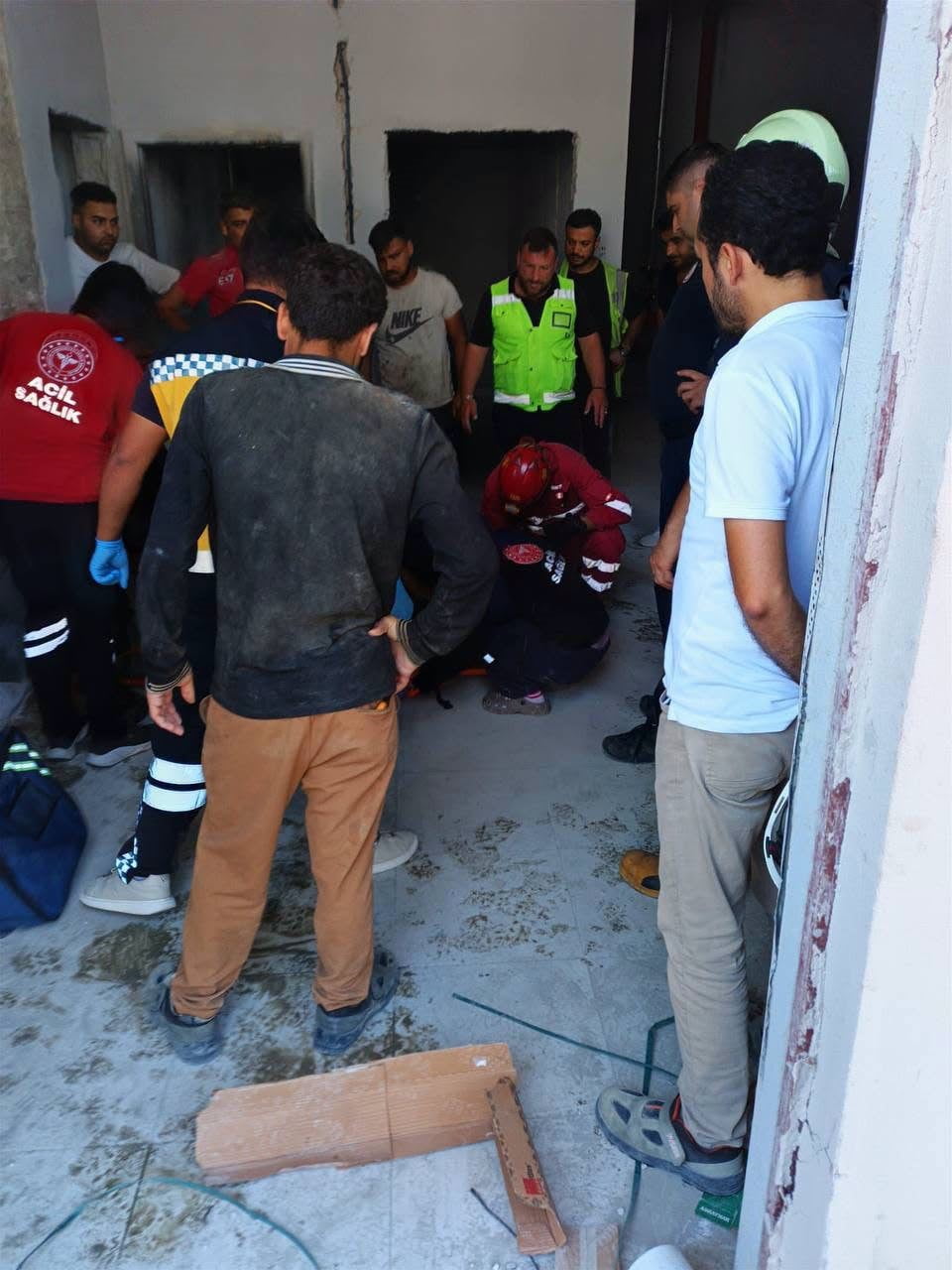 HATAY'DA YAPIMI DEVAM EDEN BİR İŞ HANINDA ASANSÖR BOŞLUĞUNDAN YERE ÇAKILAN İŞÇİ YARALANARAK...
