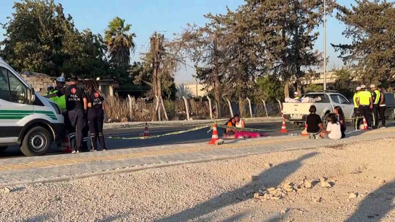HATAY'DA YOLA KAÇAN TOPUNU YAKALAMAK İSTEYEN 11 YAŞINDAKİ UMUT, PİKABIN ÇARPMASIYLA CAN VERDİ....
