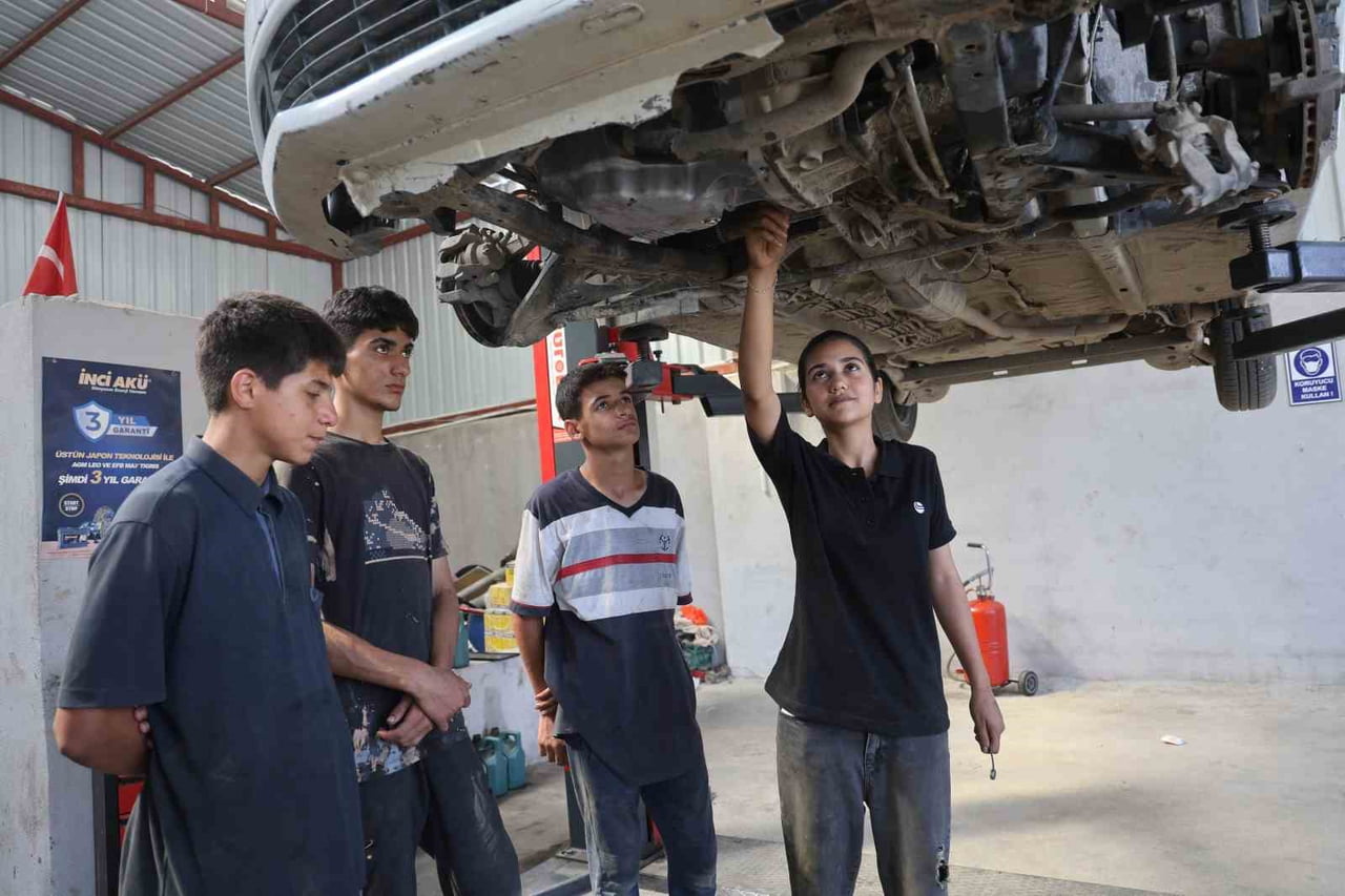 HATAY'IN ANTAKYA İLÇESİNDE 7 YIL ÖNCE OTO TAMİRCİSİ BABASININ YANINA MESLEK ÖĞRENMEK İÇİN BAŞLAYAN...