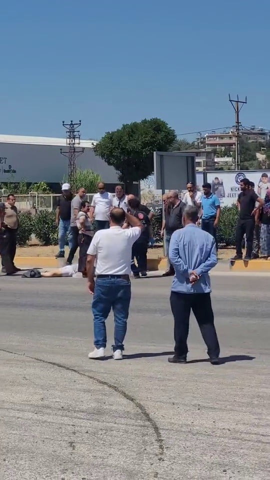 HATAY'IN ANTAKYA İLÇESİNDE KARŞIDAN KARŞIYA GEÇMEYE ÇALIŞAN YAŞLI ADAMA OTOMOBİL ÇARPTI....