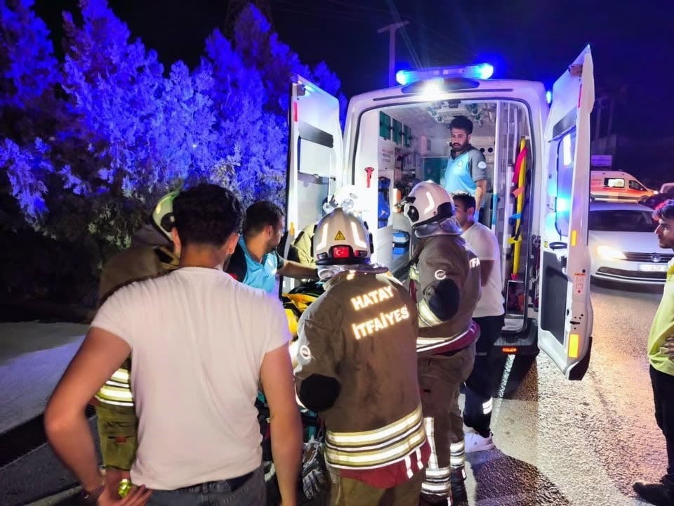 HATAY'IN ARSUZ İLÇESİNDE DİREĞE ÇARPARAK TAKLA ATAN ARAÇTAKİ 3 KİŞİ YARALANDI.