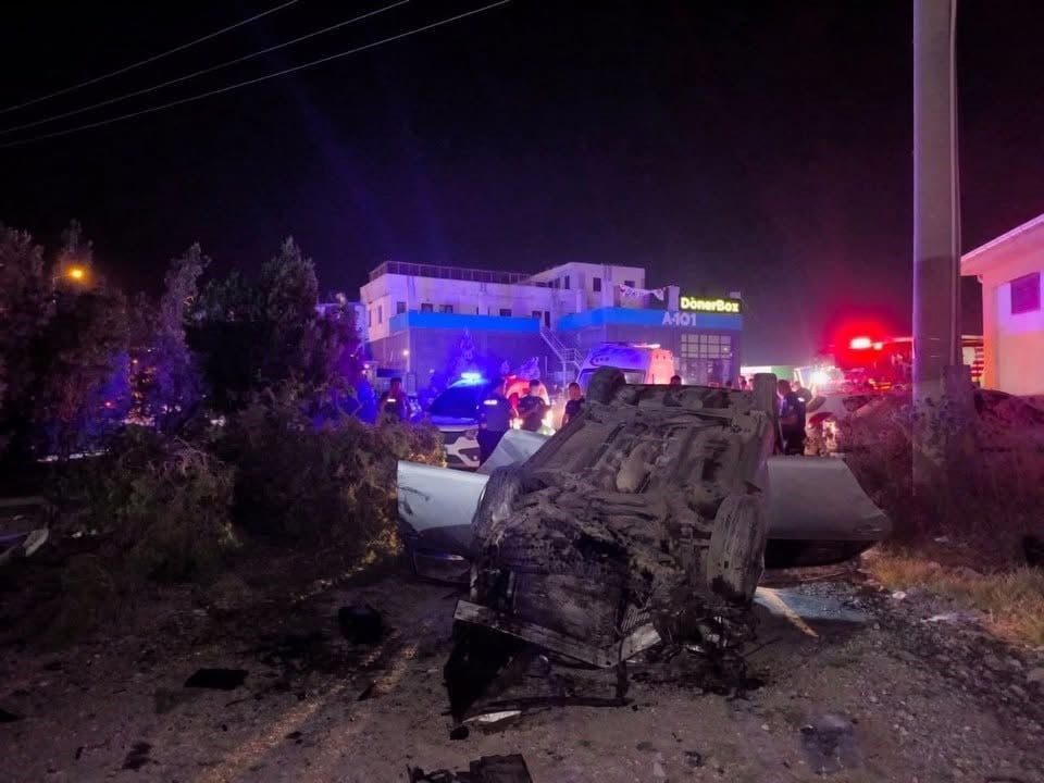 HATAY'IN ARSUZ İLÇESİNDE DİREĞE ÇARPARAK TAKLA ATAN ARAÇTAKİ 3 KİŞİ YARALANDI.