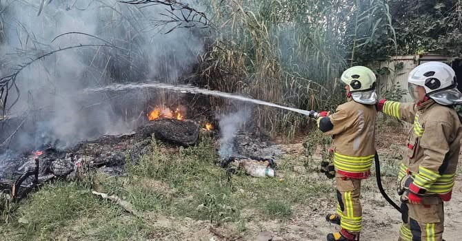 HATAY'IN DEFNE İLÇESİNDE SAZLIK ALANDA ÇIKAN YANGIN, EKİPLERİN HIZLI MÜDAHALESİYLE BÜYÜMEDEN...