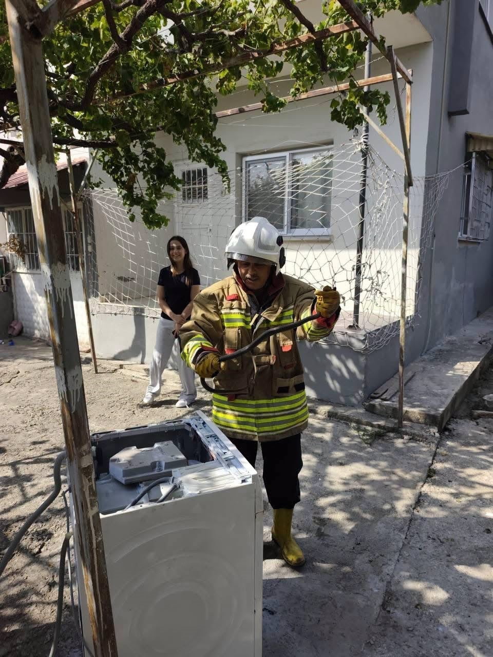 HATAY'IN HASSA VE ERZİN İLÇELERİNDE HAVA SICAKLIKLARININ ARTMASIYLA BİRLİKTE YERLEŞİM YERLERİNDE...