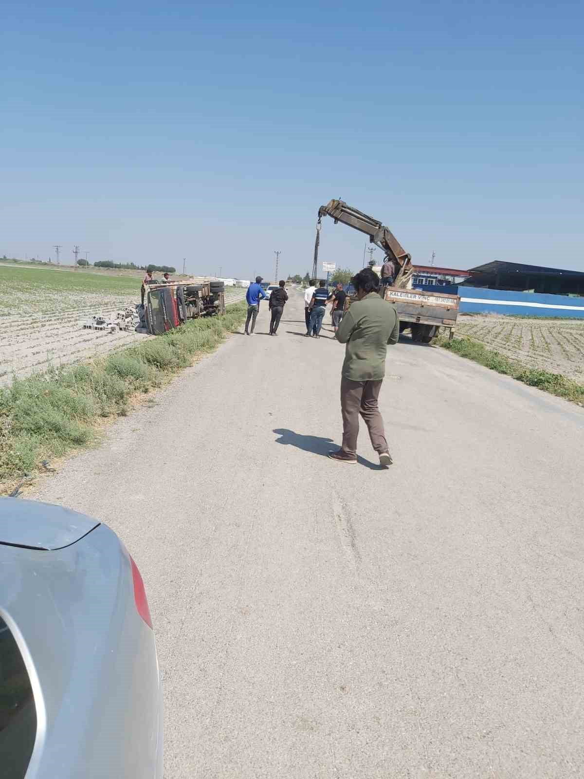 HATAY'IN KUMLU İLÇESİ SÜRÜCÜSÜNÜN KONTROLÜNÜ KAYBETTİĞİ BRİKET YÜKLÜ KAMYON, TARLAYA UÇTU. TARLAYA...