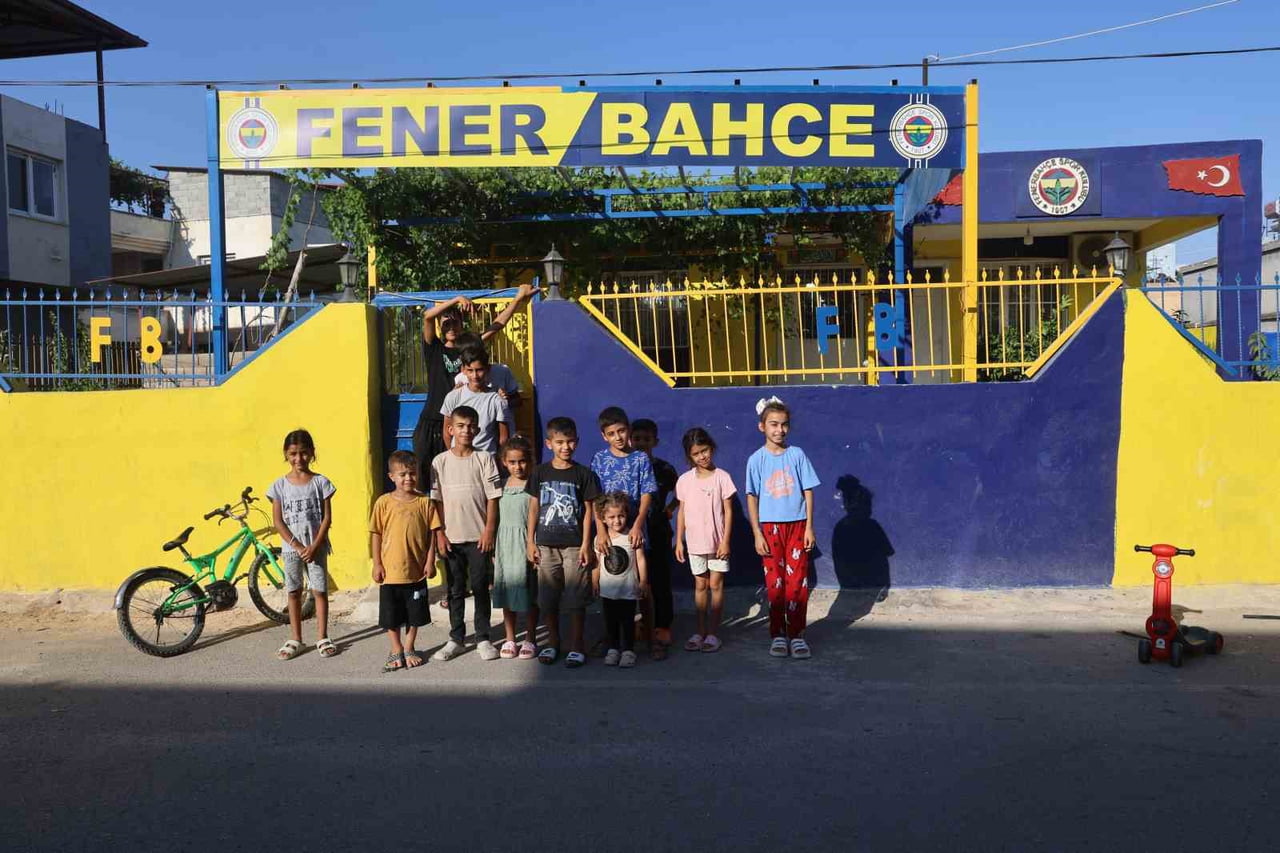 HATAY'IN KUMLU İLÇESİNDE YAŞAYAN FANATİK SAÇAR AİLESİ, EVLERİNİ SARI LACİVERTE BOYATARAK...
