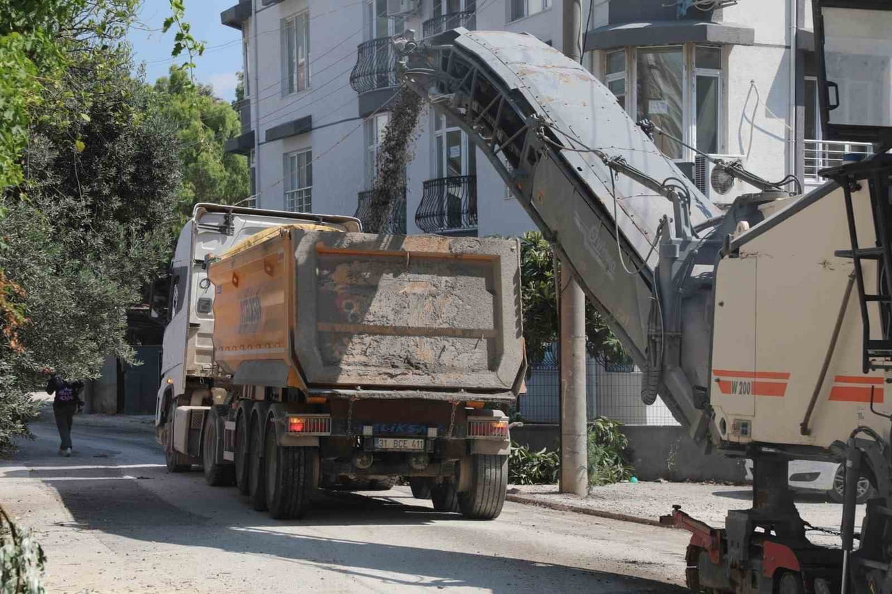 HATAY BÜYÜKŞEHİR BELEDİYESİ EKİPLERİ, ANTAKYA VE DEFNE İLÇELERİNDE YOL YAPIM VE ASFALT HAZIRLIK...
