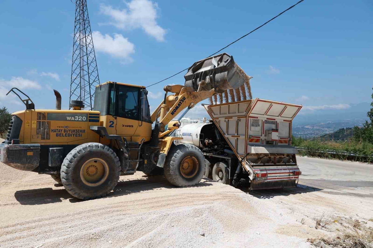 HATAY BÜYÜKŞEHİR BELEDİYESİ EKİPLERİ, DEFNE İLÇESİ DÖVER MAHALLESİ’NDE 2 BİN 300 METRE...