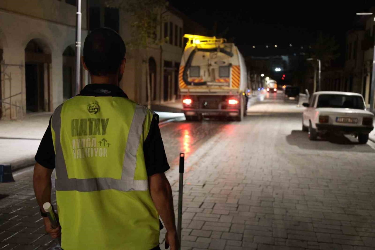 HATAY BÜYÜKŞEHİR BELEDİYESİ EKİPLERİ, İL GENELİNDE ANA ARTERLER, CADDE VE BULVARLARDA EŞ ZAMANLI...