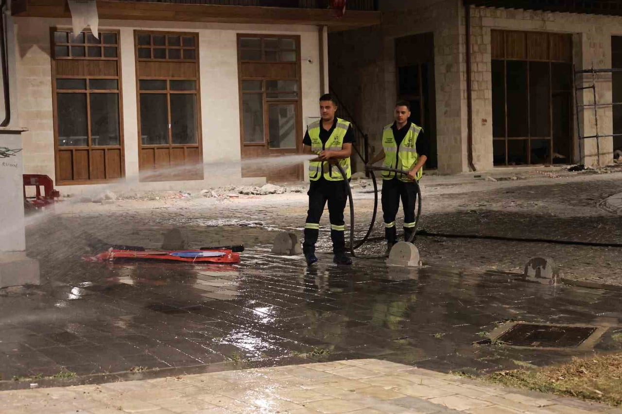HATAY BÜYÜKŞEHİR BELEDİYESİ EKİPLERİ, İL GENELİNDE ANA ARTERLER, CADDE VE BULVARLARDA EŞ ZAMANLI...
