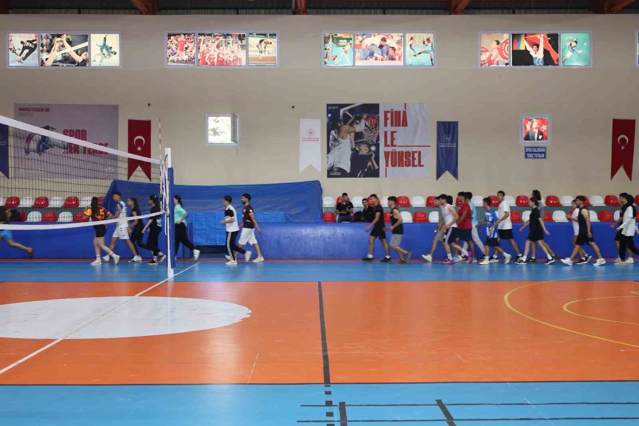 HATAY BÜYÜKŞEHİR BELEDİYESİNİN ÜCRETSİZ SPOR MÜLAKAT HAZIRLIK KURSLARINA KATILAN ÖĞRENCİLERDEN...