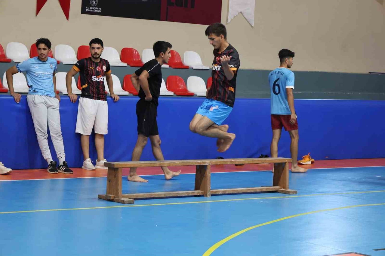 HATAY BÜYÜKŞEHİR BELEDİYESİNİN ÜCRETSİZ SPOR MÜLAKAT HAZIRLIK KURSLARINA KATILAN ÖĞRENCİLERDEN...