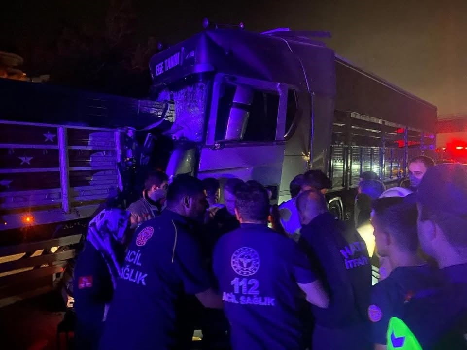 HATAY’DA 2 TIRIN ÇARPIŞMASI SONUCU YAŞANAN TRAFİK KAZASINDA 1 SÜRÜCÜ YARALANDI.