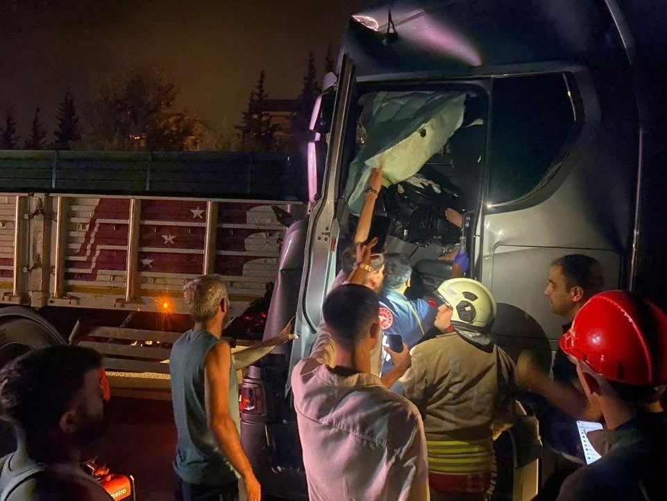HATAY’DA 2 TIRIN ÇARPIŞMASI SONUCU YAŞANAN TRAFİK KAZASINDA 1 SÜRÜCÜ YARALANDI.
