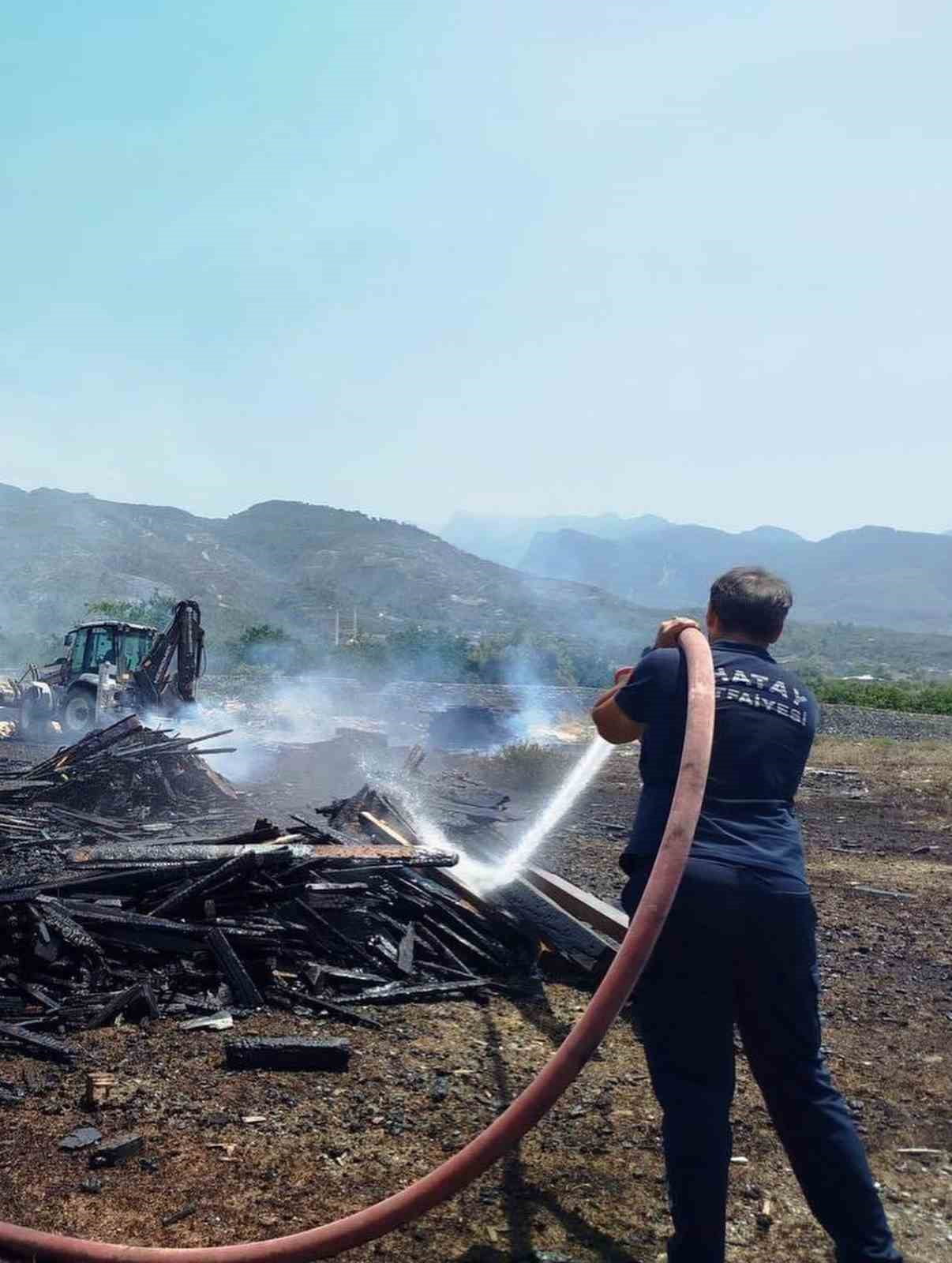 HATAY’DA AHŞAP PALET DEPOSUNDA ÇIKAN YANGIN İTFAİYE EKİPLERİ TARAFINDAN SÖNDÜRÜLDÜ.