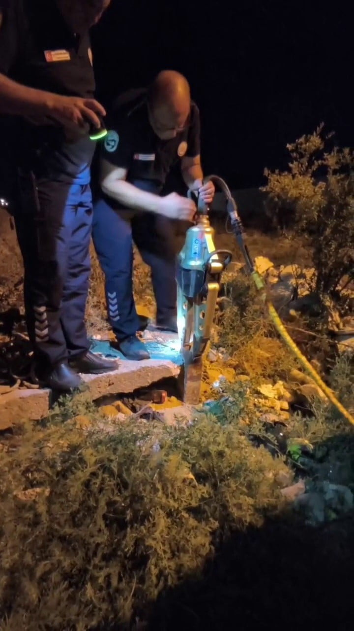 HATAY’DA DEMİR BORUNUN İÇİNE DÜŞEREK MAHSUR KALAN KİRPİ, 1 BUÇUK METRE DERİNLİKTEN İTFAİYE...