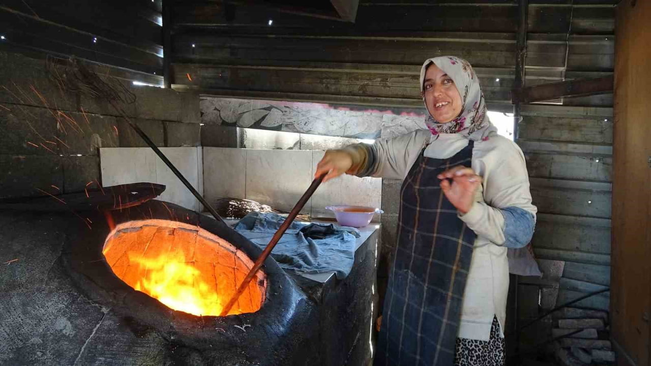 HATAY’DA EMEKÇİ KADINLAR, 35 DERECEYİ BULAN KAVURUCU SICAĞA RAĞMEN TANDIR BAŞINDA MESAİ YAPARAK...