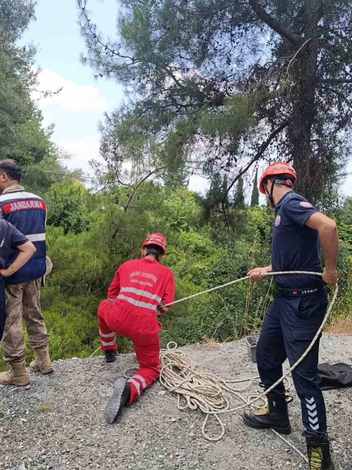 HATAY’DA KONTROLDEN ÇIKARAK UÇURUMDAN AĞAÇLIK ALANA YUVARLANAN OTOMOBİLİN SÜRÜCÜSÜ...
