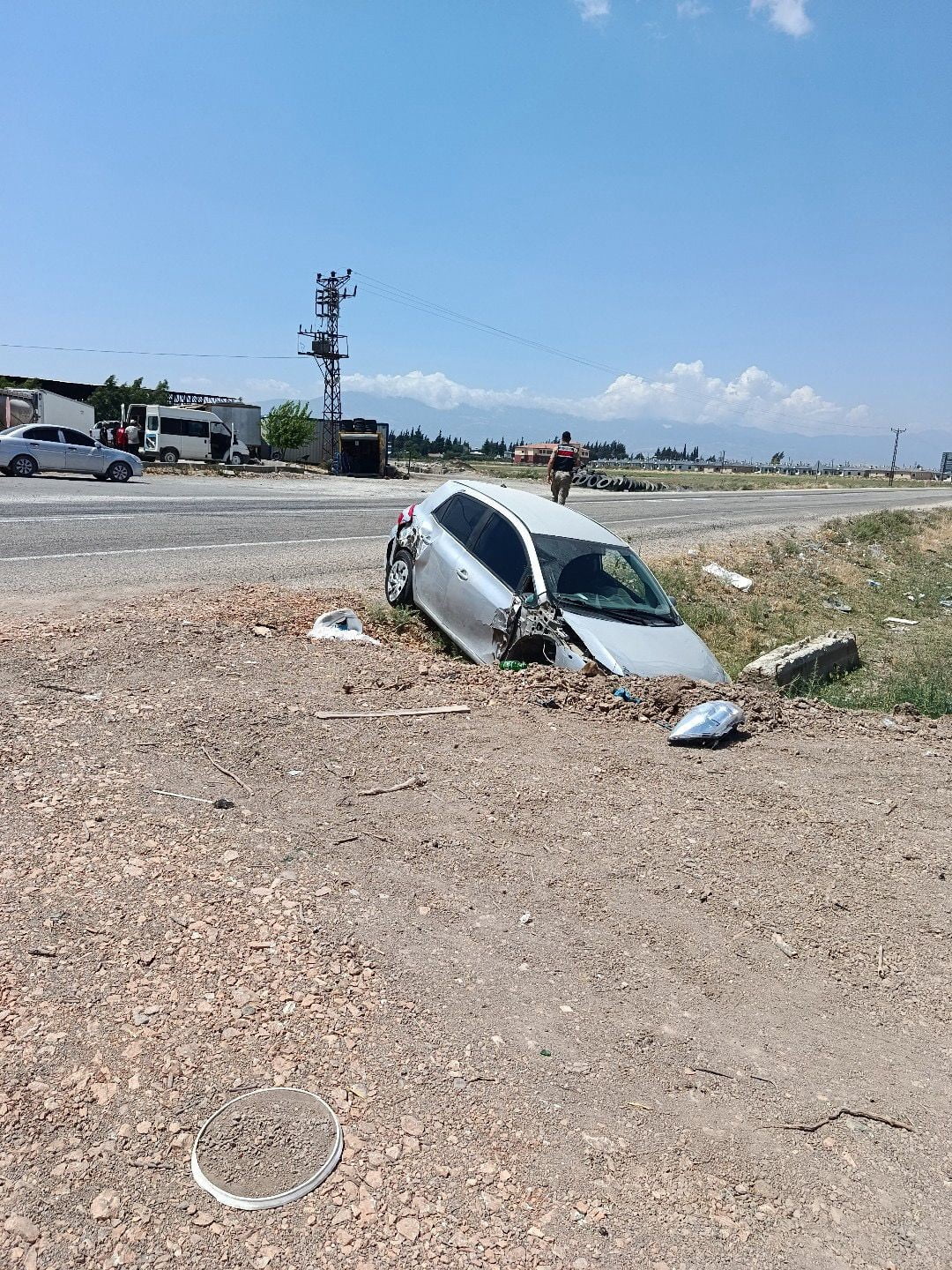 HATAY’DA KONTROLDEN ÇIKARAK YOL KENARINA DEVRİLEN OTOMOBİLİN SÜRÜCÜSÜ YARALANDI.