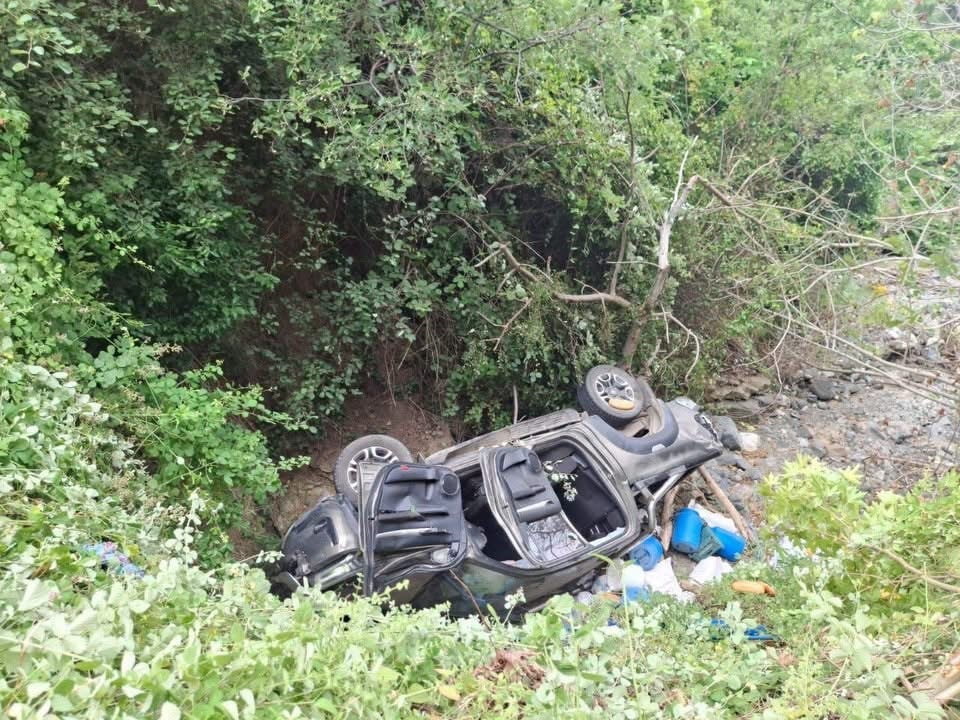 HATAY’DA OTOMOBİLLE ÇARPIŞAN HAFİF TİCARİ ARAÇ DEREYE UÇTU, KAZADA 7 KİŞİ YARALANDI.