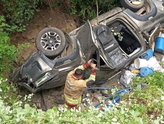 HATAY’DA OTOMOBİLLE ÇARPIŞAN HAFİF TİCARİ ARAÇ DEREYE UÇTU, KAZADA 7 KİŞİ YARALANDI.