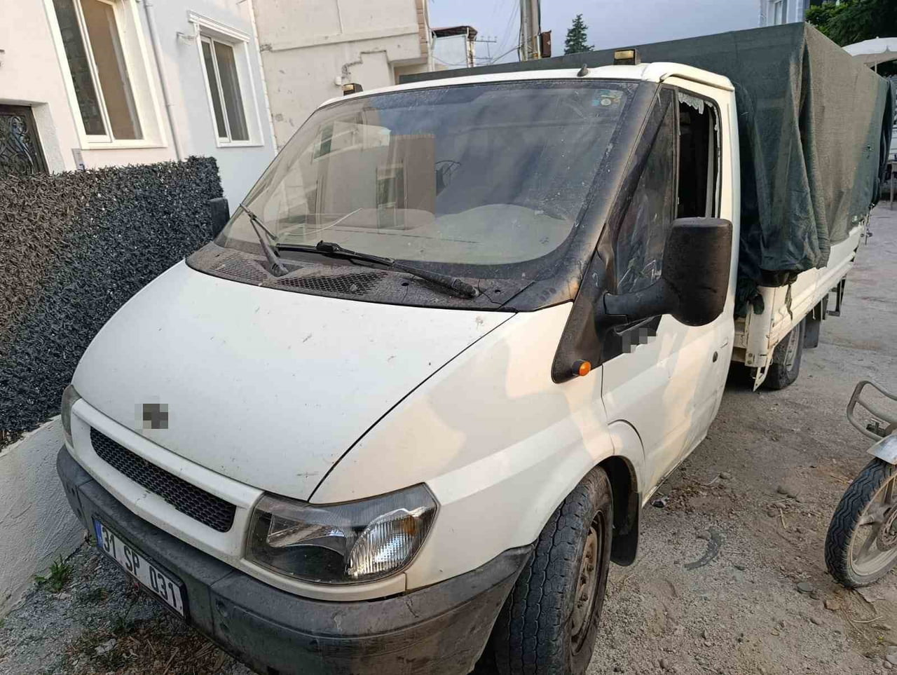 HATAY’DA PAZARDA KARPUZ SATAN ESNAF, RAKİPLERİNİN KENDİSİNDEN DAHA UCUZA PİYASANIN ALTINDA KARPUZ...