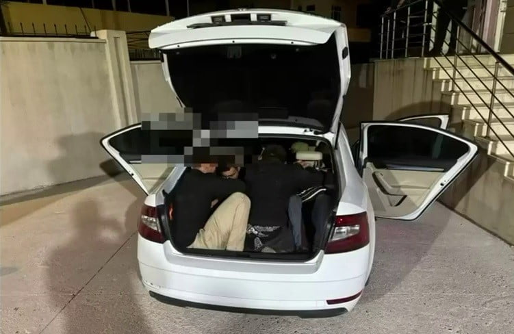 HATAY’DA POLİS EKİPLERİ TARAFINDAN OTOMOBİL İÇERİSİNDE YAPILAN KONTROLLERDE 9 KAÇAK GÖÇMEN TAŞIYAN...