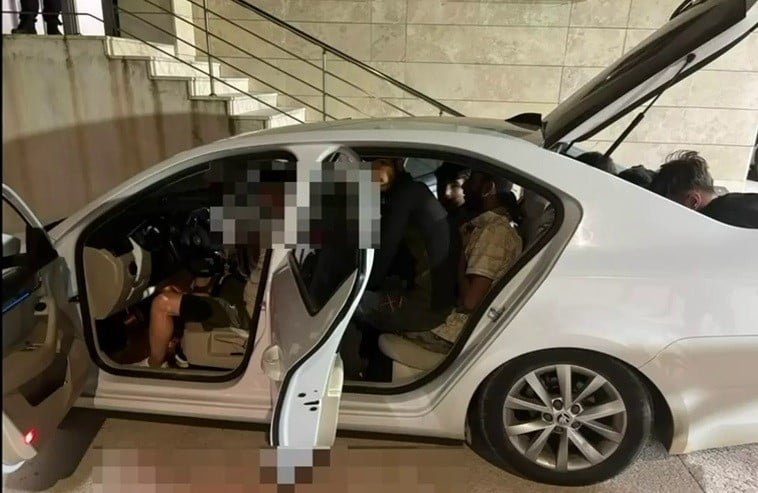 HATAY’DA POLİS EKİPLERİ TARAFINDAN OTOMOBİL İÇERİSİNDE YAPILAN KONTROLLERDE 9 KAÇAK GÖÇMEN TAŞIYAN...