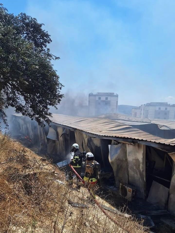 HATAY’DA ŞANTİYEDE ÇALIŞAN İŞÇİLERİN KALDIĞI KONTEYNER YATAKHANE ALEVLERE TESLİM OLARAK...