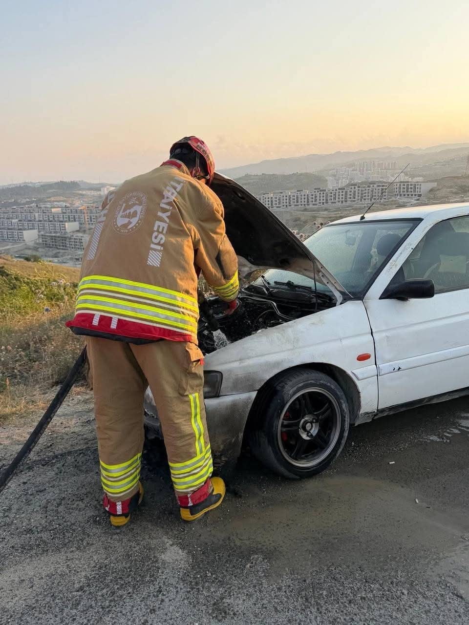 HATAY’DA SEYİR HALİNDEYKEN MOTOR KISMI ALEVLERE TESLİM OLAN OTOMOBİLDE ÇIKAN YANGIN...