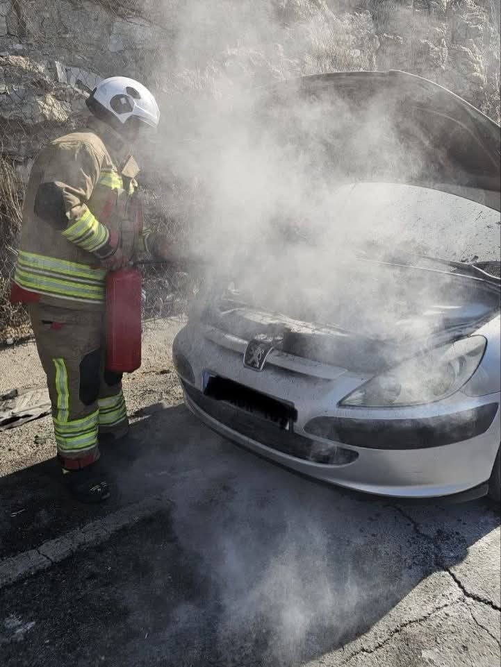 HATAY’DA SEYİR HALİNDEYKEN MOTOR KISMI ALEVLERE TESLİM OLAN OTOMOBİLDE ÇIKAN YANGIN...