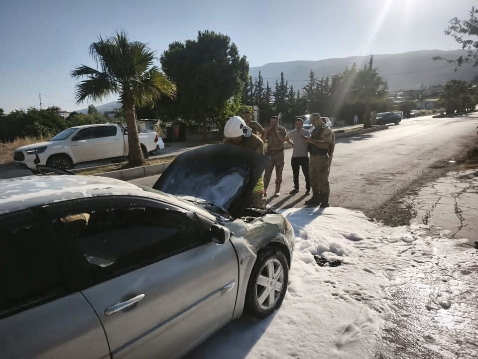 HATAY’DA SEYİR HALİNDEYKEN MOTOR KISMI ALEVLERE TESLİM OLAN OTOMOBİLDE ÇIKAN YANGIN...