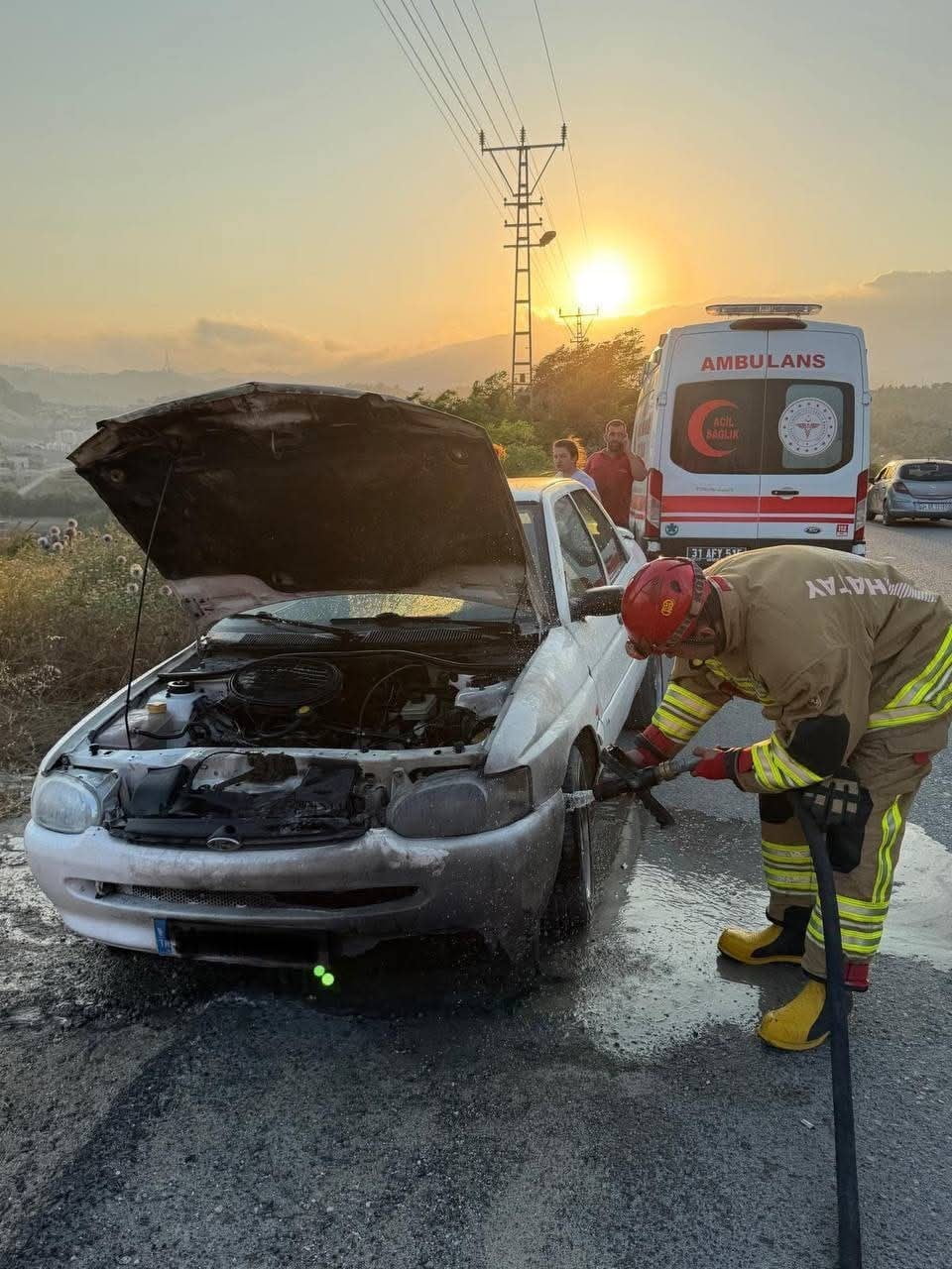 HATAY’DA SEYİR HALİNDEYKEN MOTOR KISMI ALEVLERE TESLİM OLAN OTOMOBİLDE ÇIKAN YANGIN...