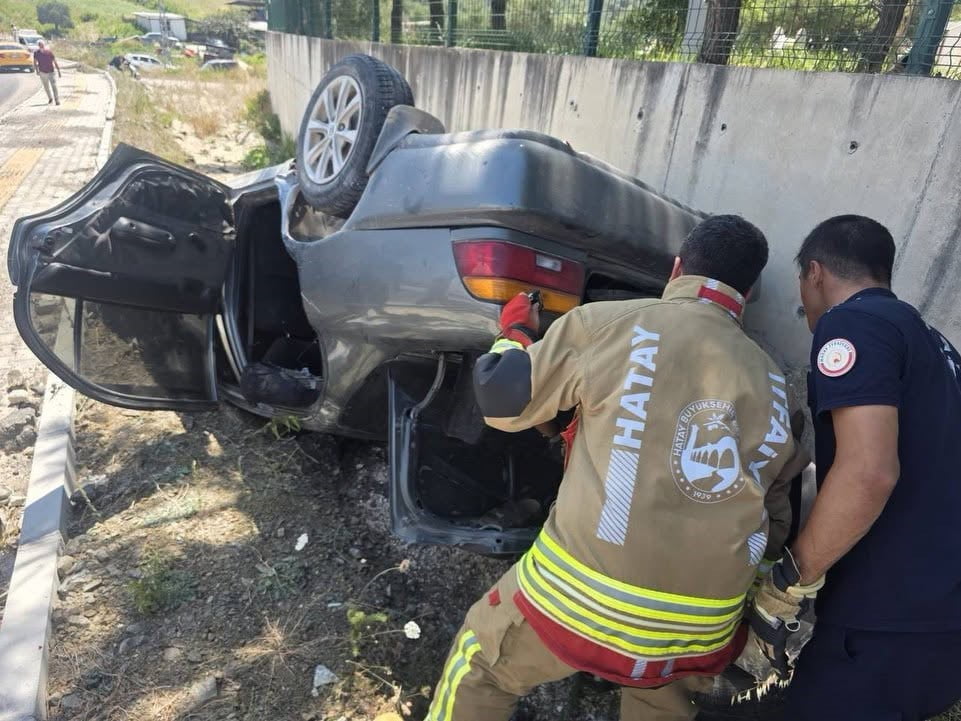 HATAY’DA SÜRÜCÜSÜNÜN KONTROLÜNÜ KAYBETMESİYLE TAKLA ATARAK TERS DÖNEN OTOMOBİLİN SÜRÜCÜSÜ...