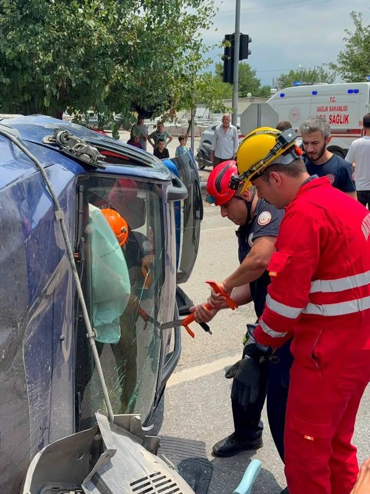 HATAY’DA TAKLA ATARAK YAN YATAN OTOMOBİLİN SÜRÜCÜSÜ YARALANDI.