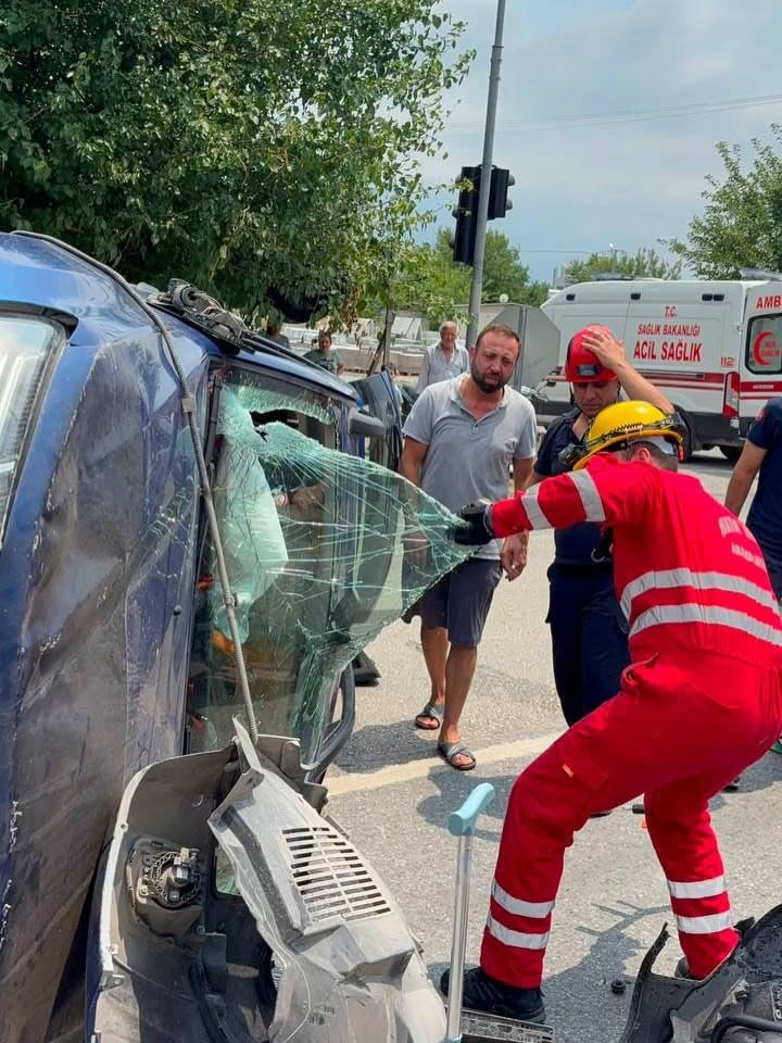 HATAY’DA TAKLA ATARAK YAN YATAN OTOMOBİLİN SÜRÜCÜSÜ YARALANDI.