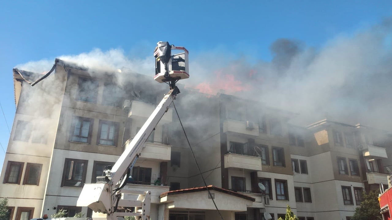 HATAY’DA YAŞANAN YANGINDA ALEVLERE TESLİM OLAN 2 BİNANIN ÇATISI YANARAK KULLANILMAZ HALE GELDİ....