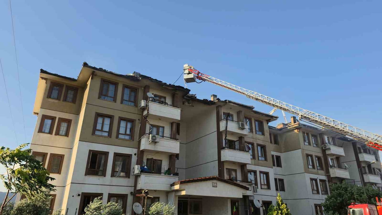 HATAY’DA YAŞANAN YANGINDA ALEVLERE TESLİM OLAN 2 BİNANIN ÇATISI YANARAK KULLANILMAZ HALE GELDİ....