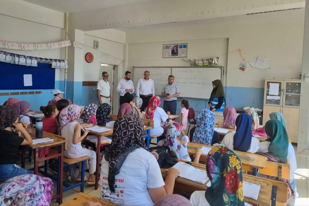HATAY İL MÜFTÜSÜ NECATİ ŞAFAK, ALTINÖZÜ İLÇESİ SOFULAR MAHALLESİ’NDEKİ KUR’AN KURSLARINI ZİYARET...