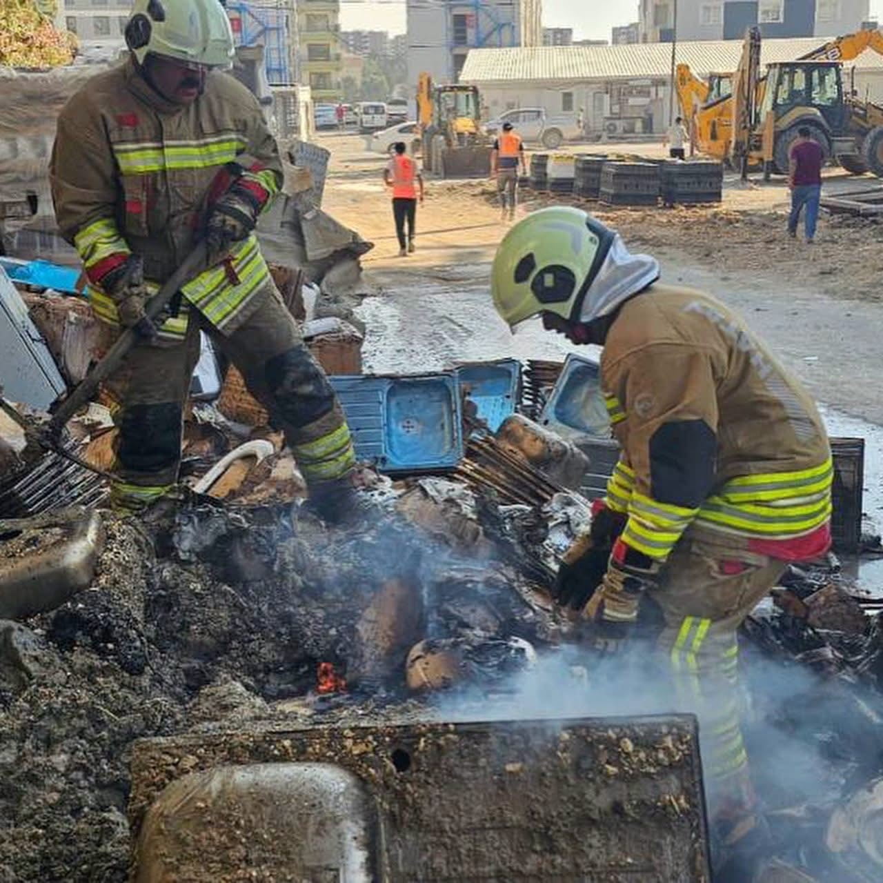 HATAY’IN ANTAKYA İLÇESİ AKSARAY MAHALLESİ’NDE İNŞAAT MALZEMELERİNİN BULUNDUĞU ALANDA ÇIKAN YANGIN...