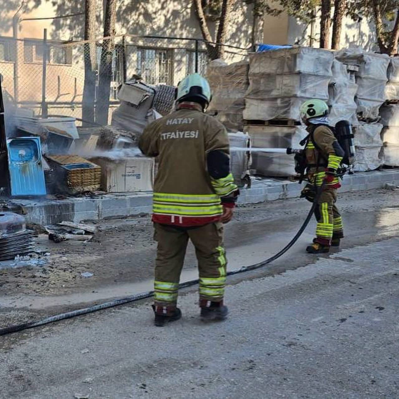 HATAY’IN ANTAKYA İLÇESİ AKSARAY MAHALLESİ’NDE İNŞAAT MALZEMELERİNİN BULUNDUĞU ALANDA ÇIKAN YANGIN...