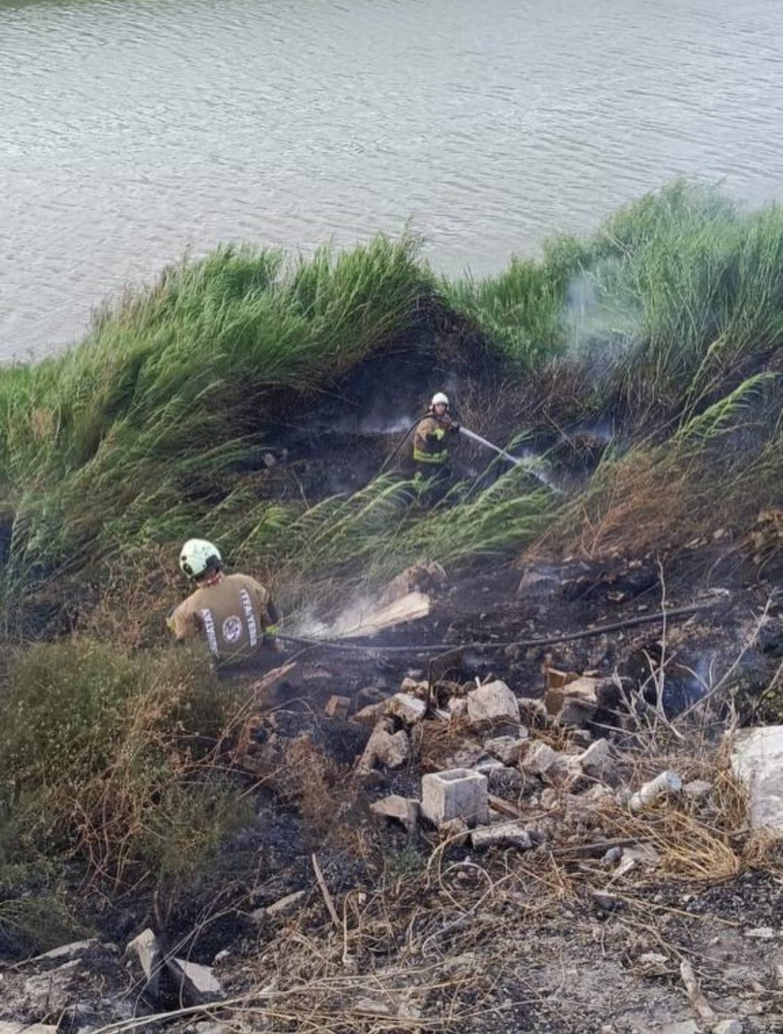 HATAY’IN ANTAKYA İLÇESİ GÜZELBURÇ MAHALLESİ’NDE ASİ NEHRİ KENARINDA ÇIKAN SAZLIK ALAN YANGINI...