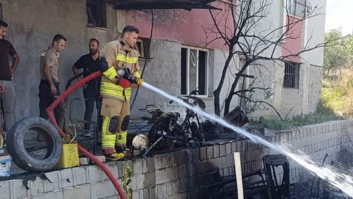 HATAY’IN ANTAKYA İLÇESİ NARLICA MAHALLESİ’NDE MOTOSİKLET VE ÇEŞİTLİ EŞYALARIN BULUNDUĞU ALANDA...