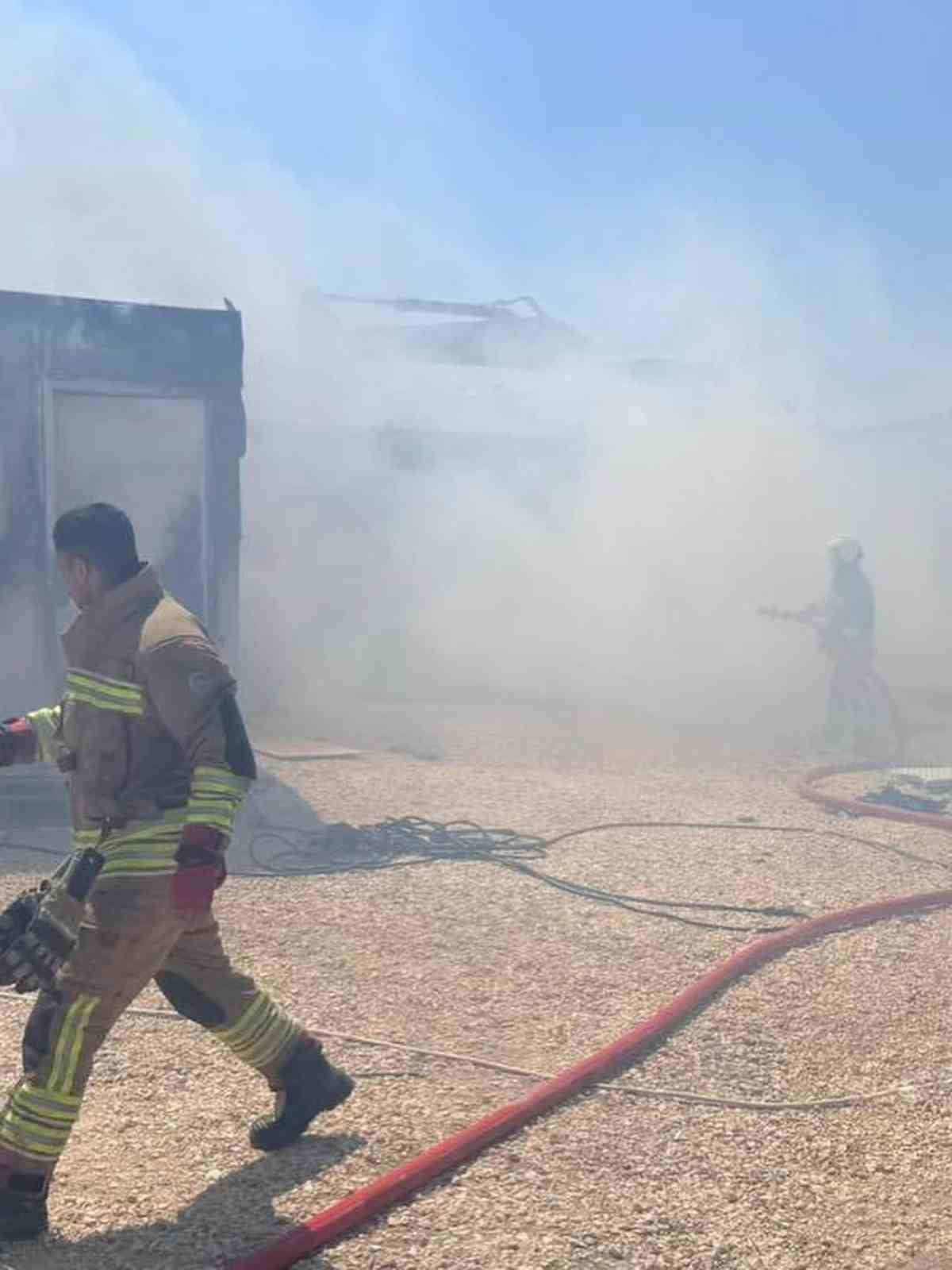 HATAY’IN ANTAKYA İLÇESİNDE  BULUNAN KONTEYNER, ÇIKAN YANGINDA KULLANILAMAZ HALE GELDİ.