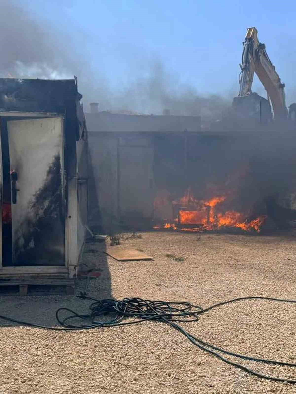 HATAY’IN ANTAKYA İLÇESİNDE  BULUNAN KONTEYNER, ÇIKAN YANGINDA KULLANILAMAZ HALE GELDİ.